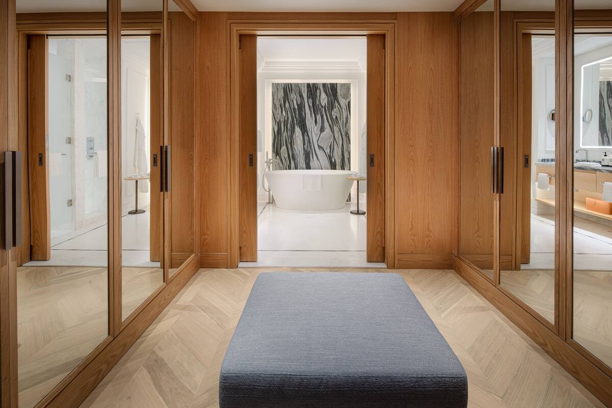 Minibar, coffres-forts dans les chambres, bureau