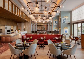 2 restaurants servant le déjeuner, le dîner, le souper et le brunch