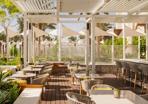 2 restaurantes; se sirve desayuno, almuerzo y cena; cocina italiana