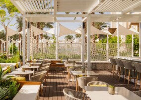 2 restaurantes; se sirve desayuno, almuerzo y cena; cocina italiana