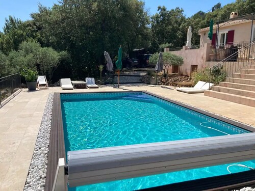 Independent, cosy room with pool access