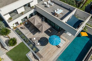 Utomhuspool och uppvärmd pool