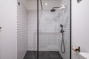 Een douche, een haardroger, handdoeken