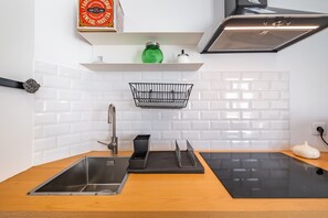 Fridge, microwave, oven, coffee/tea maker