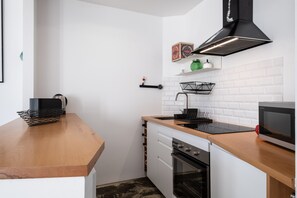 Kühlschrank, Mikrowelle, Ofen, Wasserkocher mit Kaffee-/Teezubehör