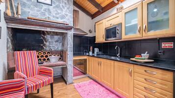 Fridge, microwave, oven, coffee/tea maker