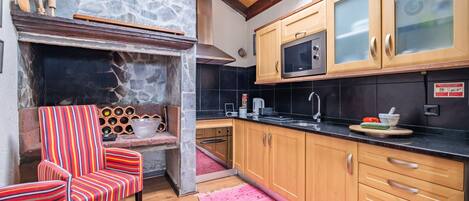 Fridge, microwave, oven, coffee/tea maker