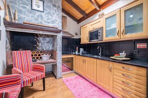 Réfrigérateur, four à micro-ondes, un four, cafetière-théière