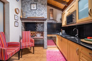 Réfrigérateur, micro-ondes, four, cafetière/bouilloire