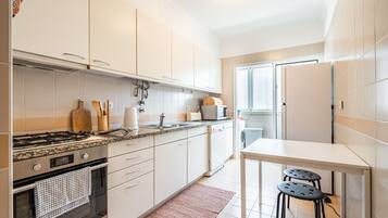 Coffee/tea maker, fridge, microwave, oven