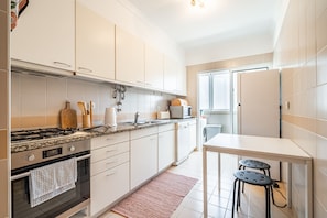 Kühlschrank, Mikrowelle, Ofen, Geschirrspüler