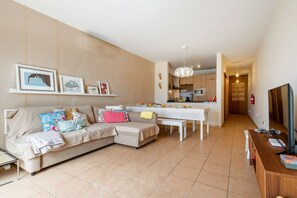 TV - Casa da Pedras Pretas - By Wehost (Porto Santo)