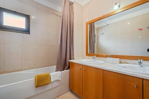 Baignoire, serviettes fournies