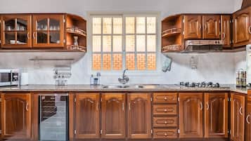 Frigorífico, microondas, horno y cafetera o tetera