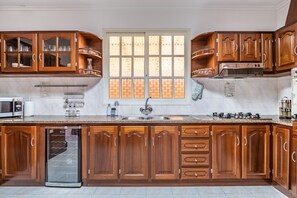 Fridge, microwave, oven, coffee/tea maker