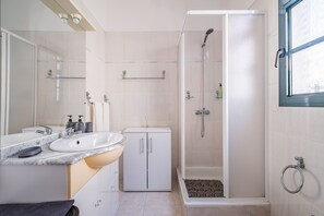 Bathtub, towels