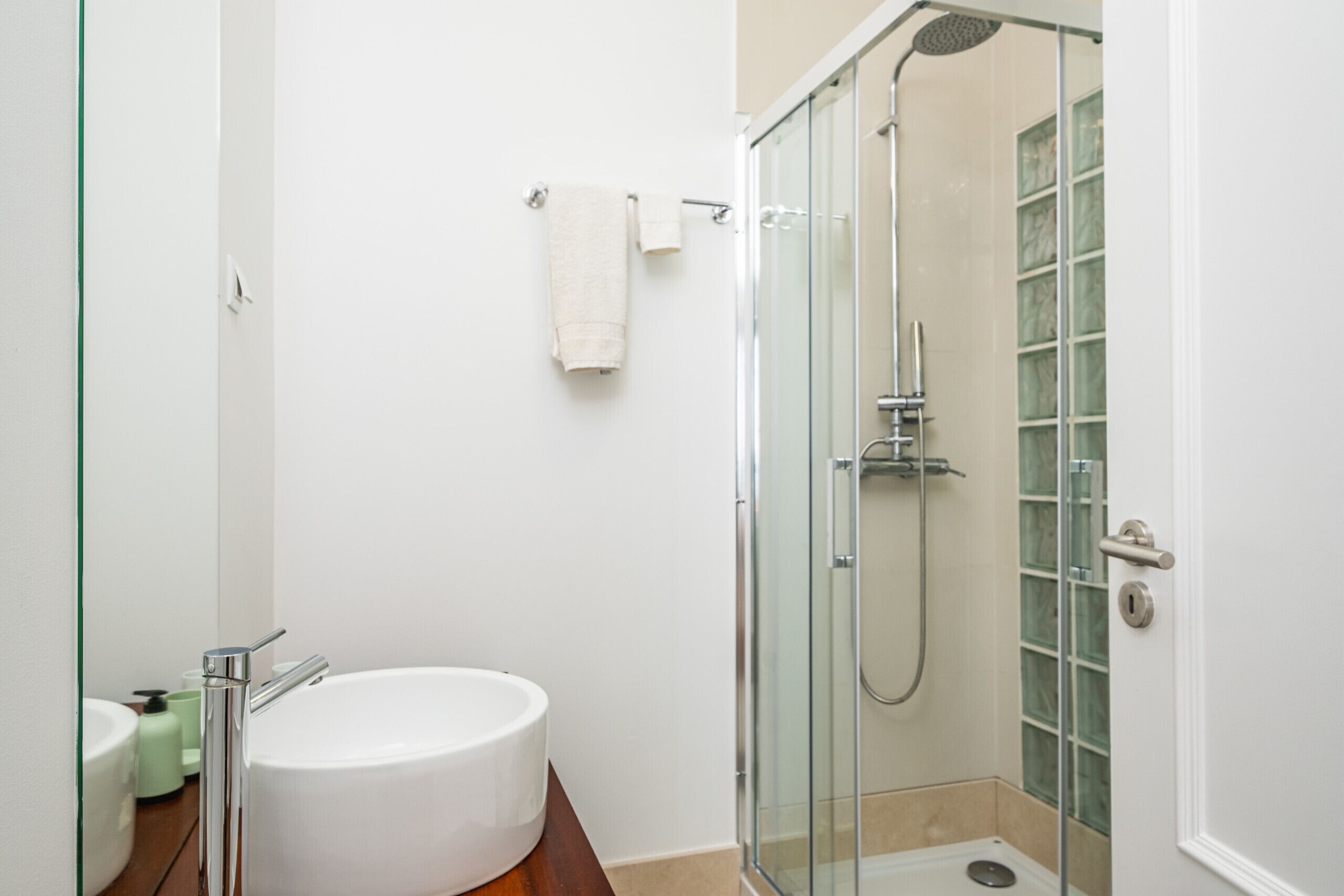 淋浴设施、吹风机、毛巾