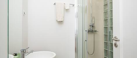 Douche, sèche-cheveux, serviettes fournies