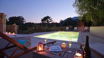 Una piscina al aire libre, una piscina climatizada