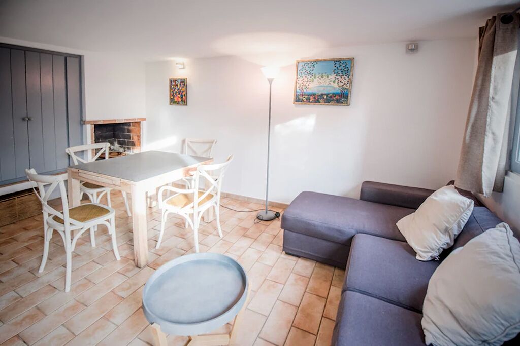 TV connectée, cheminée, lecteur de DVD, table de tennis de table
