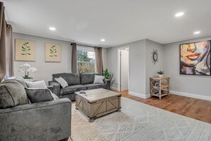 Smart TV - Walk to Bills Stadium | Ping Pong / Darts | K Bed (Orchard Park)