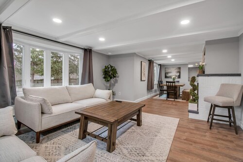 Walk 2 Stadium | Ping Pong / Darts | K Bed