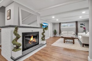 Interior - Walk to Bills Stadium | Ping Pong / Darts | K Bed (Orchard Park)