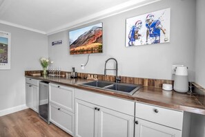 Fridge, microwave, oven, stovetop - Walk to Bills Stadium | Ping Pong / Darts | K Bed (Orchard Park)