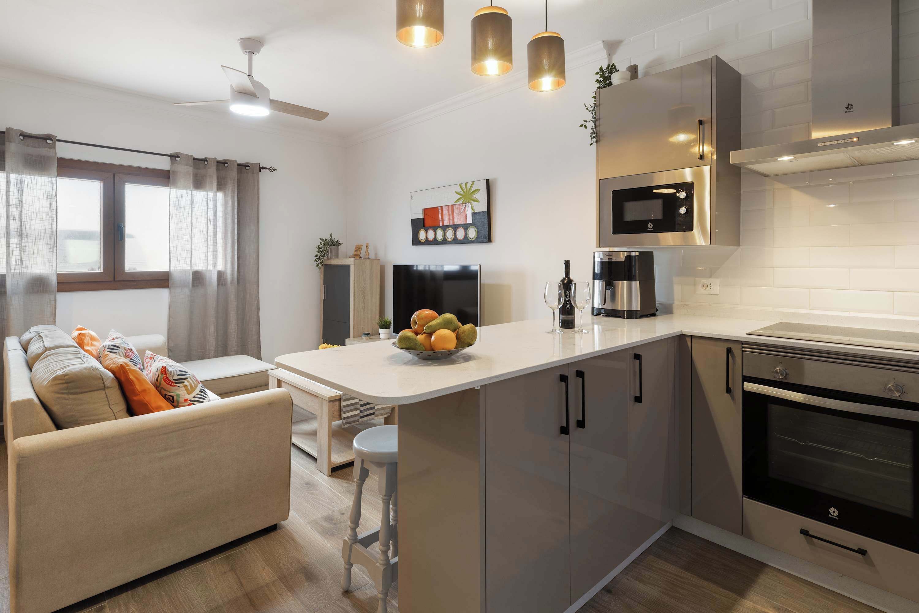 Refrigerador, microondas, horno y cafetera y tetera 