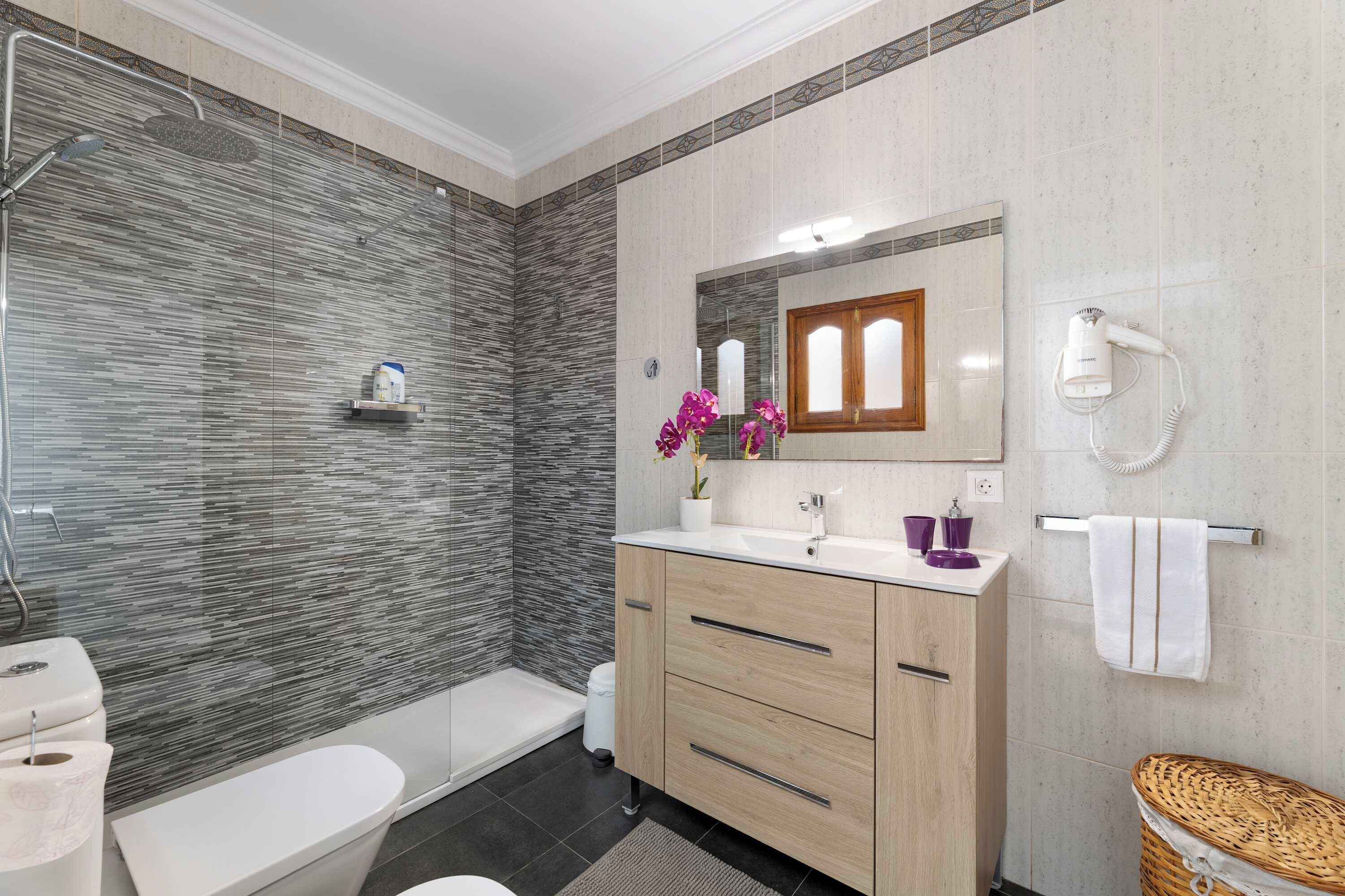 💧 En La Graciosita Coastal Escape by Bayside, hasta el baño invita al relax. 🌺 Un espacio moderno, fresco y cuidado al detalle, donde podrás darte una ducha revitalizante tras un día de sol, mar y arena en La Graciosa. 🌞