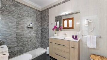 💧 En La Graciosita Coastal Escape by Bayside, hasta el baño invita al relax. 🌺 Un espacio moderno, fresco y cuidado al detalle, donde podrás darte una ducha revitalizante tras un día de sol, mar y arena en La Graciosa. 🌞