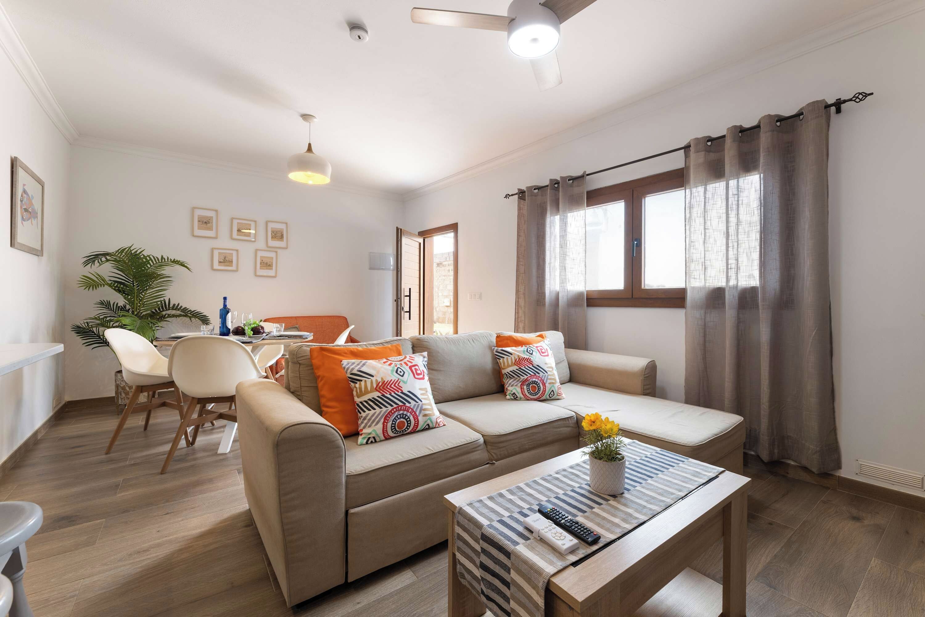🌺 Relájate en el corazón de La Graciosita Coastal Escape by Bayside. 🛋️ Un salón acogedor donde la luz del Atlántico entra a raudales y cada rincón invita a descansar, leer o disfrutar del ritmo sereno de La Graciosa. 🌞
