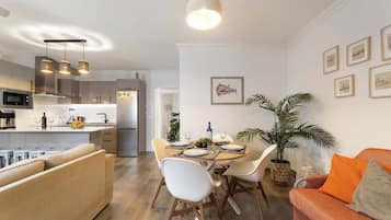 🍷 Vive la esencia canaria en La Graciosita Coastal Escape by Bayside. 🌞 Un salón cálido y lleno de luz donde compartir una comida, brindar por la vida y dejar que el tiempo se diluya al ritmo pausado de La Graciosa. 🌴