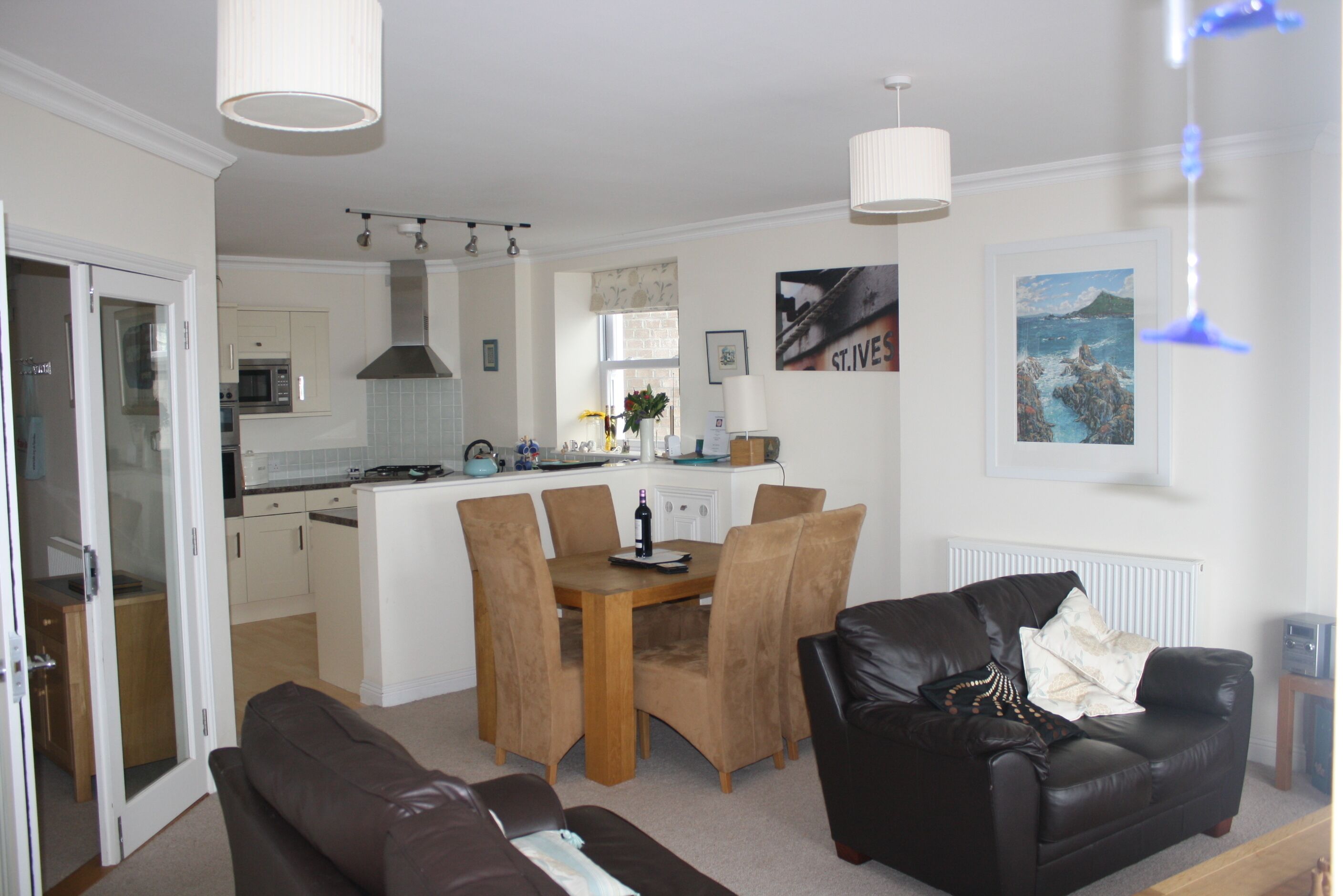 Smart-tv, dvd-afspiller, bøger