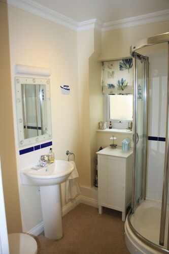 Stunning Sea Views, 2 mins beach Sleeps 4 lovely 2 bed, 2 bath show flat, garage