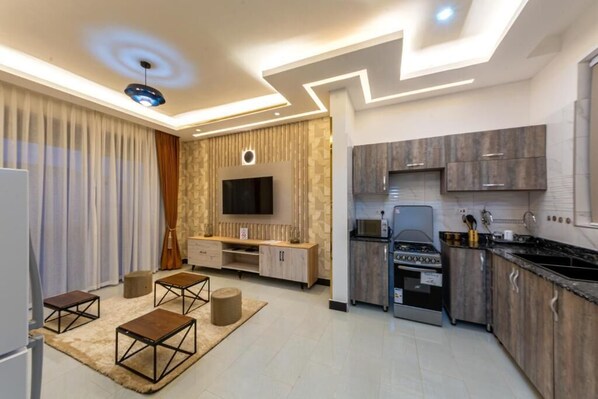 Full-sized fridge, microwave, oven, blender - Amreena Apartments (Kampala)