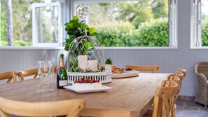 Dining - Villa Luita – luxurious country retreat with an incredible pool house (Burradoo)