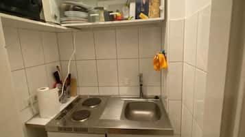 Kühlschrank, Mikrowelle, Herdplatte, Wasserkocher
