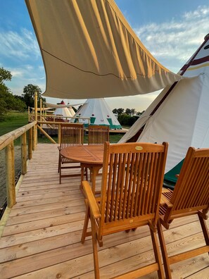 Outdoor dining - Tipi Cheyenne at Lake Belau (Belau)