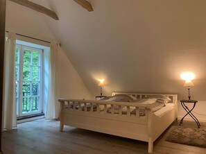 6 bedrooms, travel cot, free WiFi, bed sheets