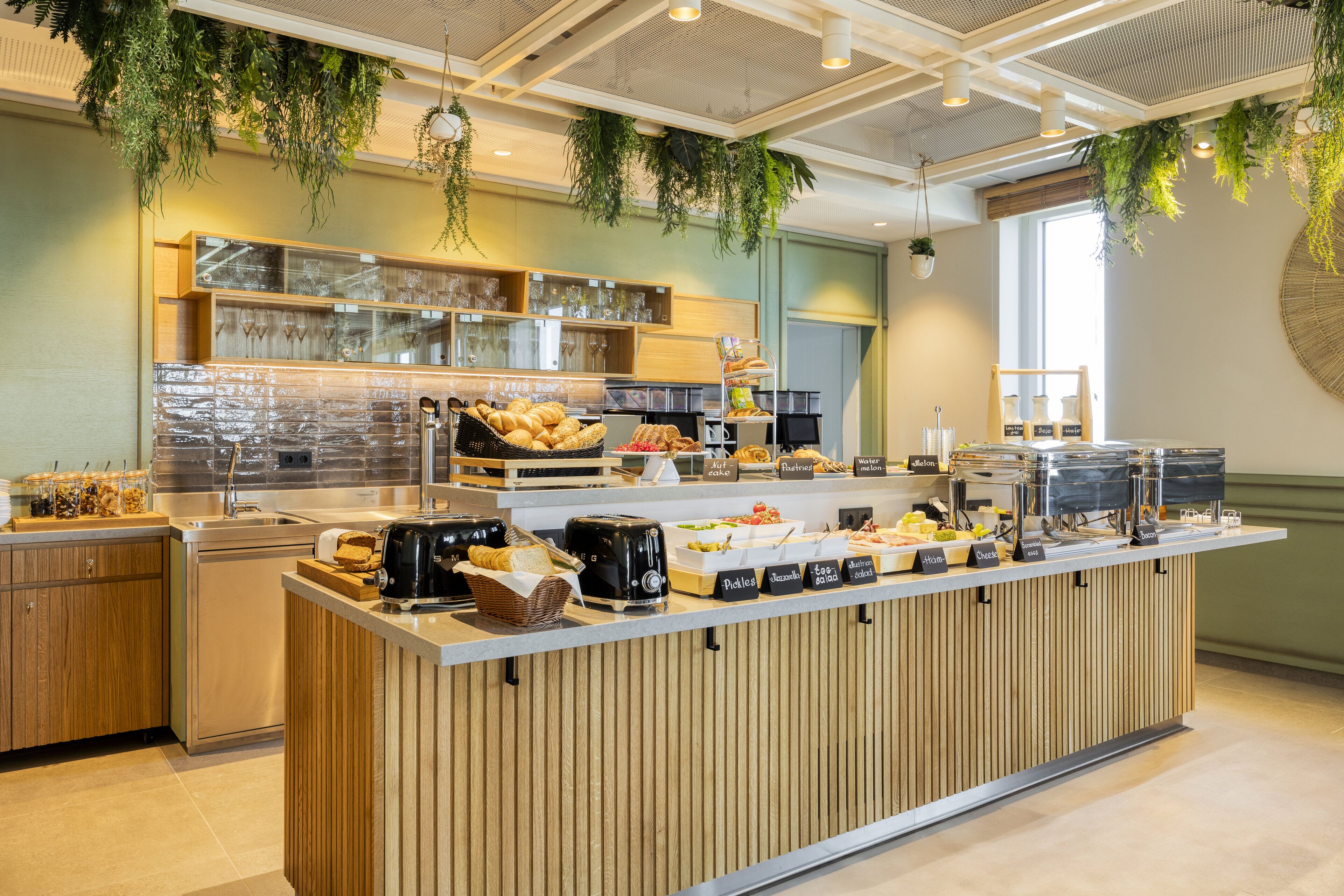 Een ontbijtbuffet met diverse soorten eten en een koffiehoek.