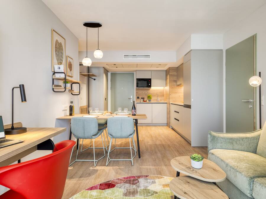 Un apartamento moderno con comedor, cocina y sala de estar.