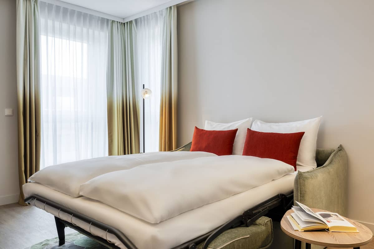 2 bedrooms, in-room safe, desk, laptop workspace