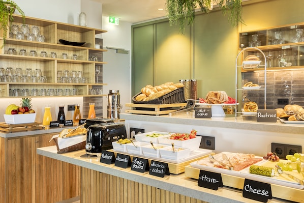 Tägliches kontinentales Frühstück (19 EUR pro Person)