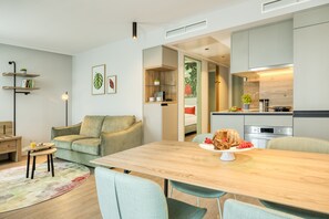 Lägenhet Executive - 2 sovrum | Vardagsrum | 50-tums smart-tv med satellitkanaler, tv och kontor