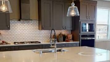 Room, Shared Bathroom, Mountain View | Private kitchen | Fridge, microwave, oven, stovetop