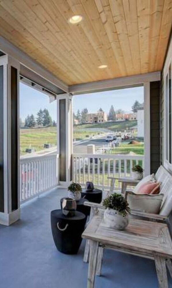 Chambre, salle de bains commune, vue sur la montagne | Terrasse/patio