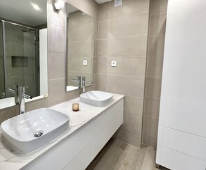 Shower, hair dryer, towels - Oceanview - Sea front by HD PROPERTIES (Quarteira)