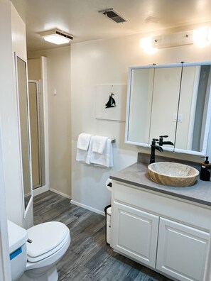 Doccia, asciugacapelli, asciugamani, sapone