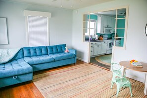 Living area - Summer's Sea Shanty on Chincoteague Island (Chincoteague)